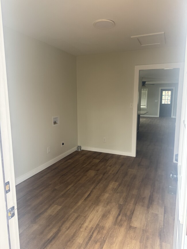 Building Photo - 114 S Elm St