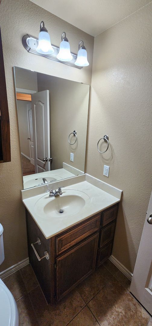 Building Photo - Beautiful 3 Bed, 2 Bath Duplex in Clear Creek Area - Viewable Now