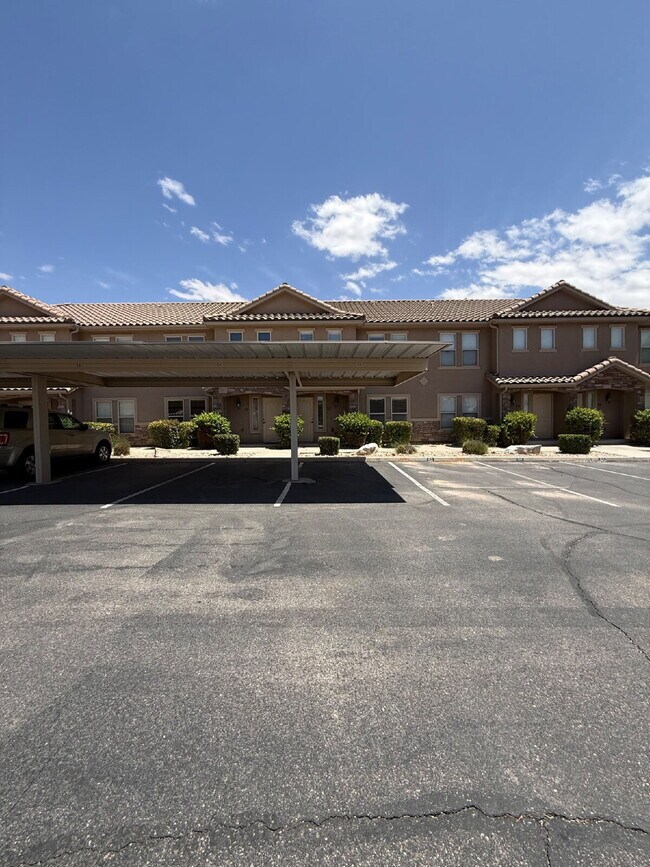 Building Photo - Fossil Hills Townhomes 3 Bed 2.5 Bath