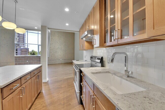Building Photo - $3,100 - 2 Bed, 2 Bath Lofted Condo in Den...