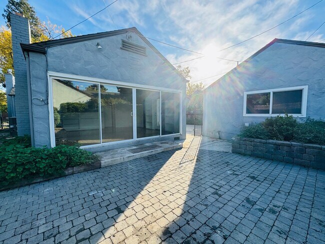 Building Photo - Charming 2 Bed, 2 Bath Home near UOP