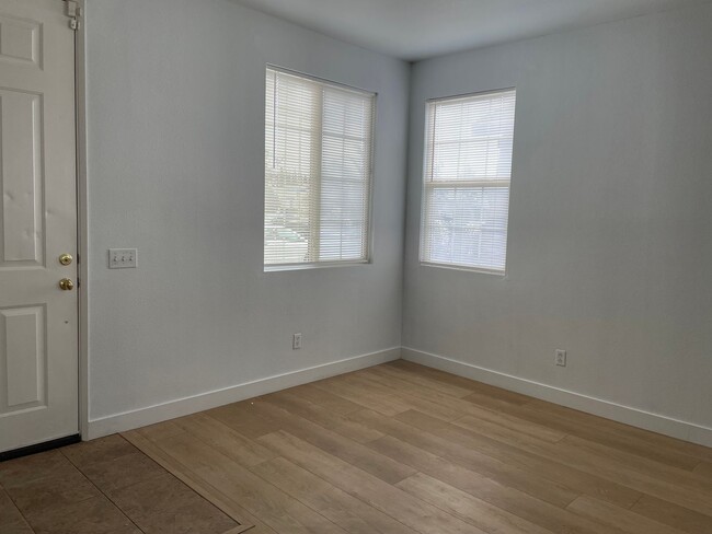 Building Photo - Spacious 6 Bedroom Home for Rent