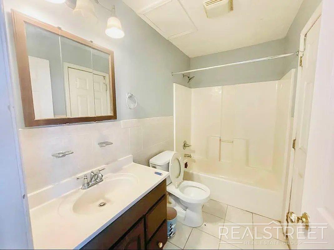 Building Photo - Stunning 1,600 SF Gut-Renovated Duplex Pen...