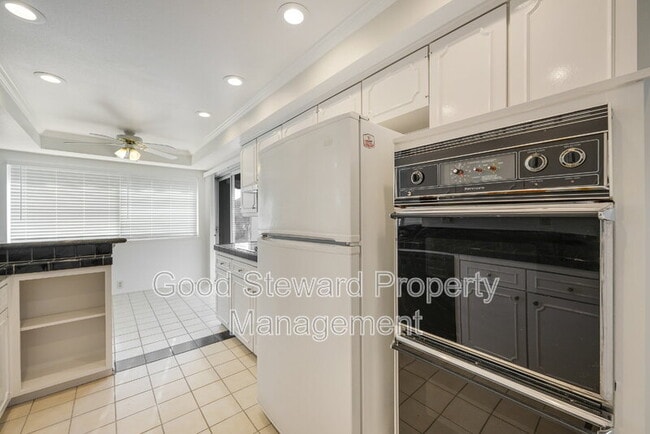 Building Photo - 5111 Roxborough Dr