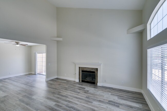 Building Photo - Stylish 2-Bedroom Townhome in Henderson!