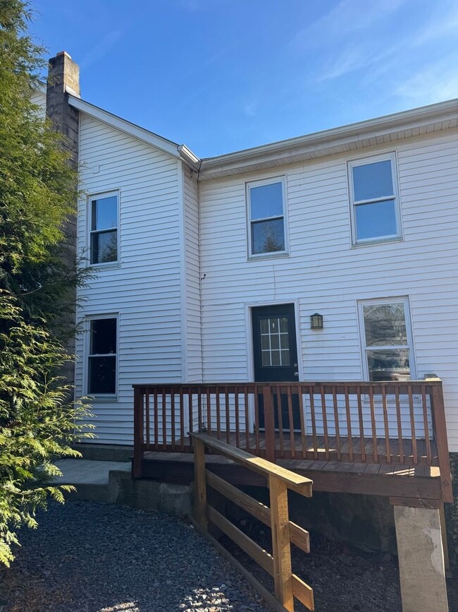 Building Photo - AVAILABLE NOW! Economical home with wood floors, Palisades Schools, laundry, gas heat