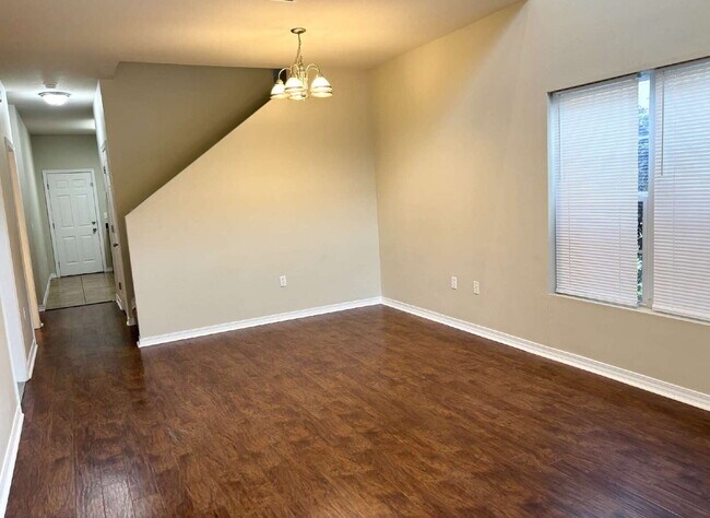 Building Photo - "Spacious 4-Bed Townhouse in Fort Walton B...