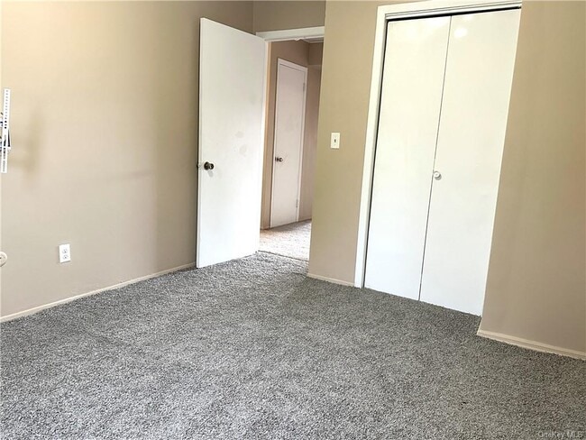 Building Photo - 210 Country Club Dr