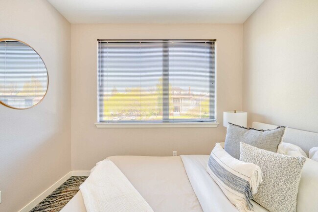 Building Photo - 1428 SE 19th Ave