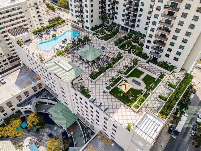 Building Photo - 999 SW 1st Ave