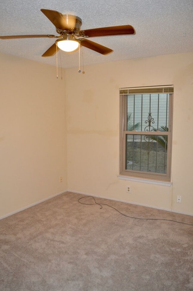 Building Photo - Beautiful and spacious 3 bed 2 bath.