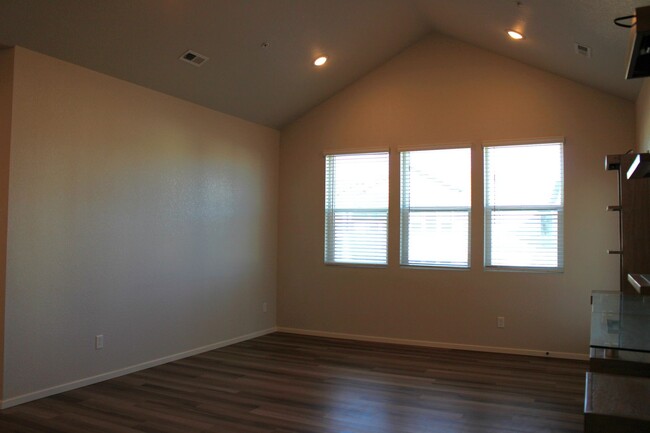 Building Photo - Stunning 2 bedroom Townhome in Fort Collins