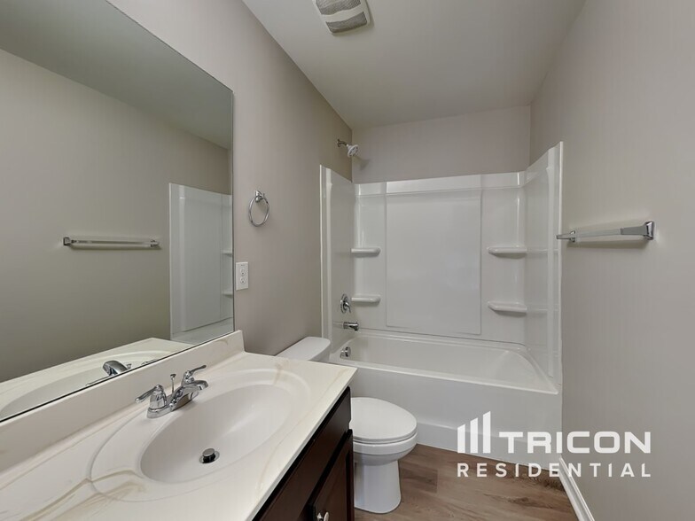 Building Photo - 1760 Long Acre Dr