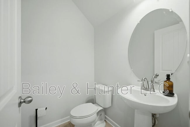 Building Photo - 409 Brooch Wy