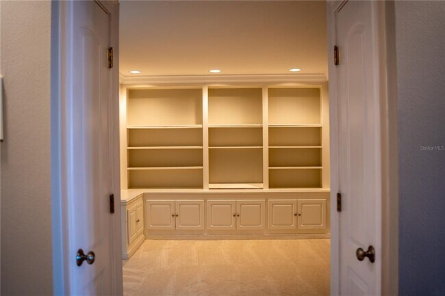 Building Photo - 1 Beach Dr SE