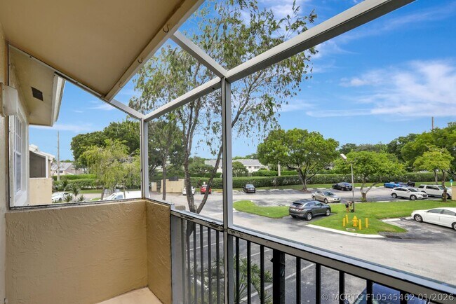 Building Photo - 660 Cypress Club Way