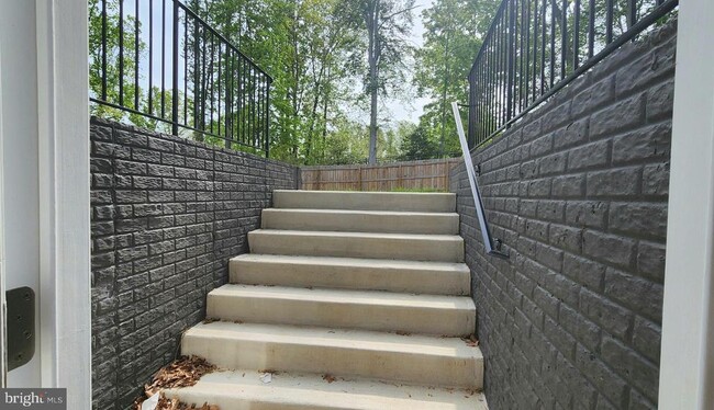 Building Photo - 8703 Davis Ct
