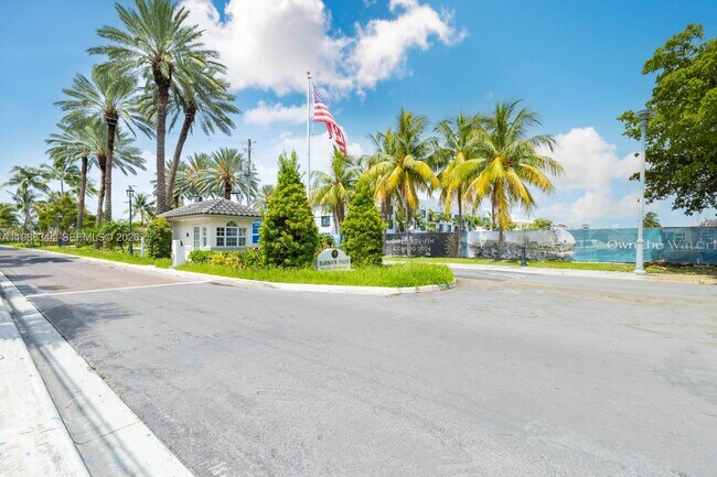 Building Photo - 2323 SE 18th St