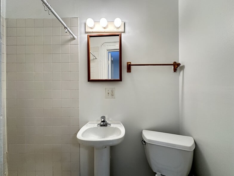 Building Photo - 513 W Wellington Ave