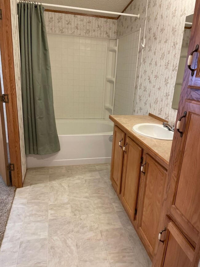 Building Photo - Wonderful 3 Bed 2 Bath In-Town