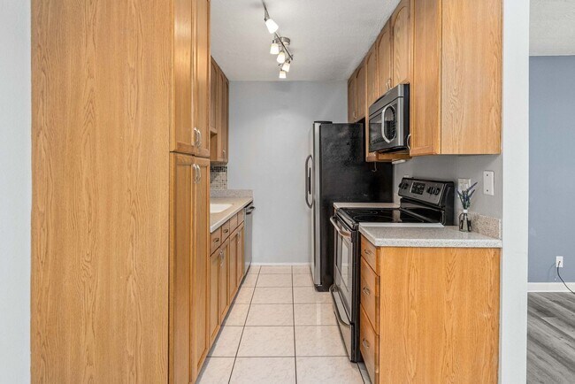 Building Photo - 8022 Linda Vista Rd