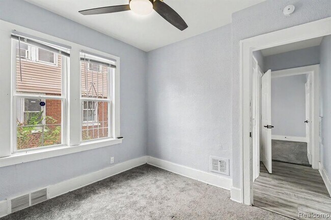 Building Photo - 5217 Lakeview St