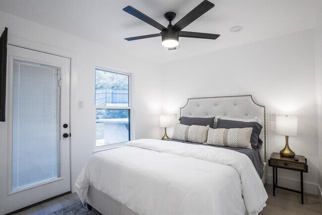 Building Photo - 2001 Wychwood Dr