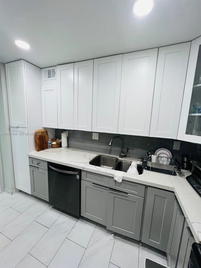 Building Photo - 400 Kings Point Dr