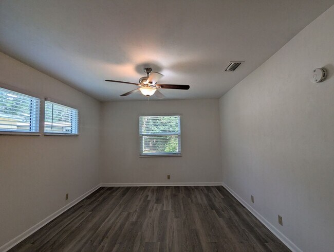 Building Photo - 2 bedroom/ 2 bath in Turkey Creek Forest
