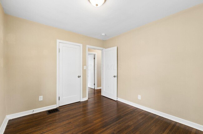 Building Photo - 557 E Royal Forest Blvd