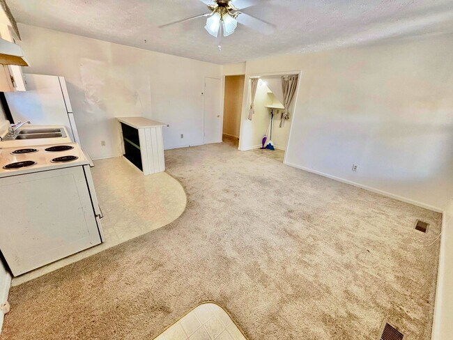 Building Photo - 2 Bedroom Available AUGUST 2026!!