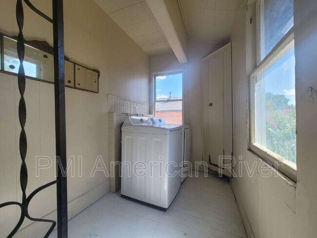 Building Photo - 218 5th St