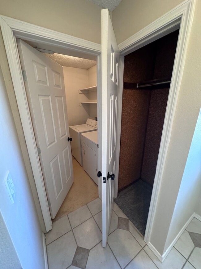 Building Photo - Darling 1 Bed, 1.5 Bath Townhouse with sma...