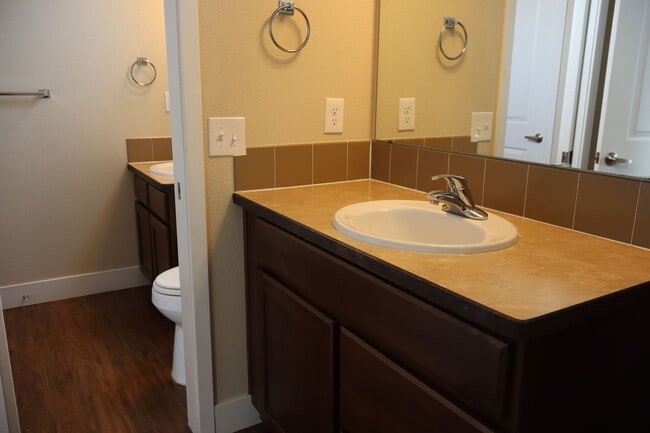 Building Photo - Modern Condo Near Old Town Charm + $200 Mo...