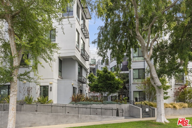 Building Photo - 5955 Saturn St