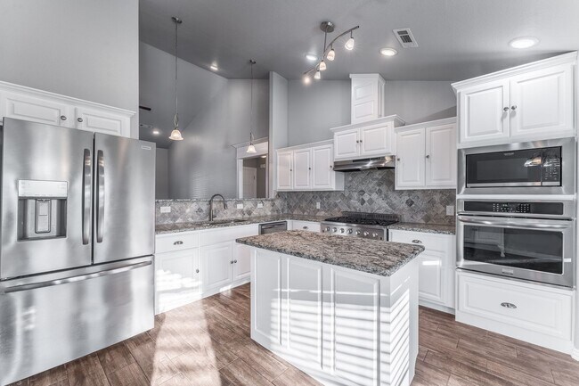 Building Photo - Welcome to this stunning 4-bedroom, 2-bathroom