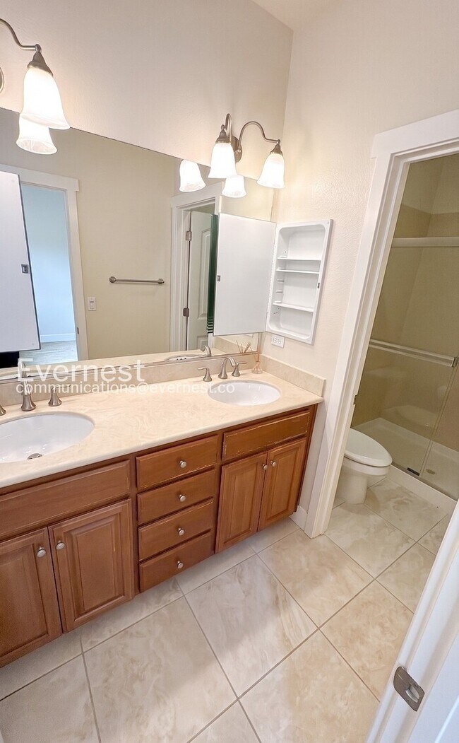 Building Photo - 3-Bed/3.5-Bath Townhome/ Available Now!
