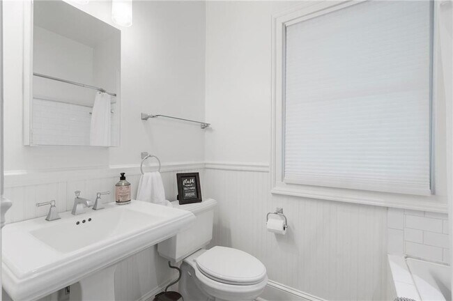 Building Photo - 663 Yorkshire Rd NE