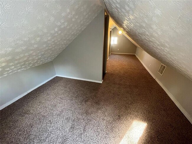 Building Photo - 3 Bedroom and 1 Bath