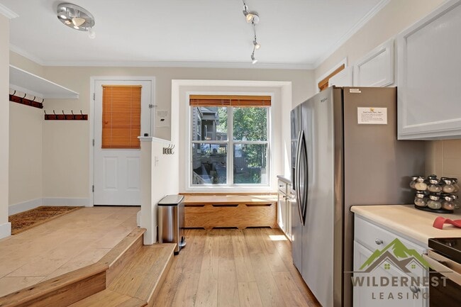 Building Photo - Winter Rental- HOT TUB, Quiet townhome with hot tub and two living areas