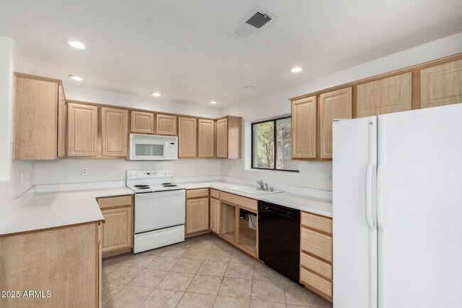 Building Photo - 15225 N 100th St