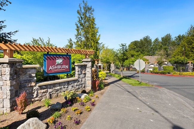 Building Photo - Spacious 3 bed Townhome