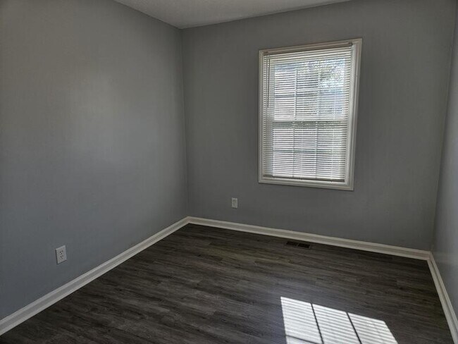 Building Photo - 410 Desmond Dr