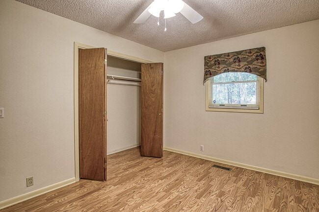 Building Photo - Central Hot Springs Village/Home/Unfurnished