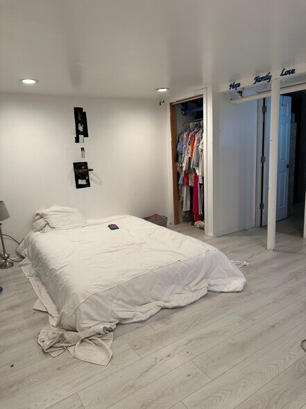 Spacious bedroom - 104 N 7th St