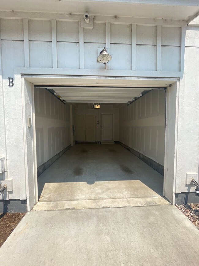 Building Photo - Luxury Condo - Water, Sewer, Basic Internet Included!