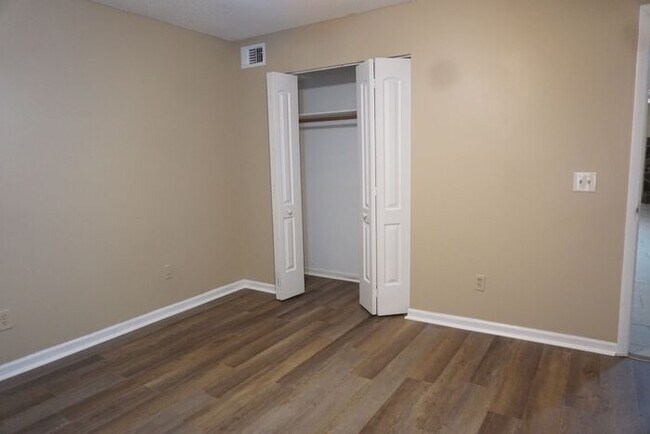 Building Photo - 3/2 townhome Near NAS Jax.