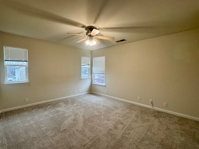 Building Photo - Fantastic 3 Bedroom, 2.5 Bath Townhouse!