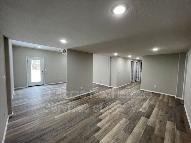 Building Photo - 656 S Southgate Dr