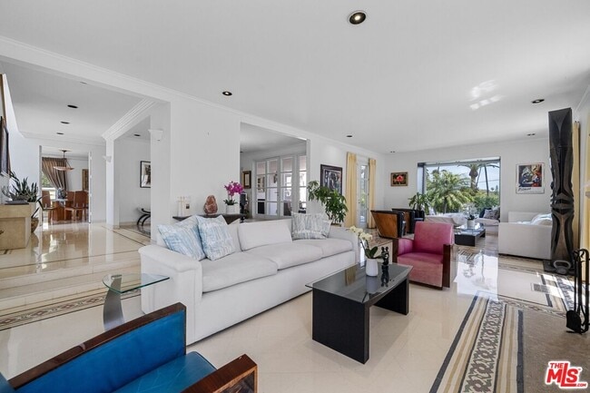 Building Photo - 910 N Crescent Dr